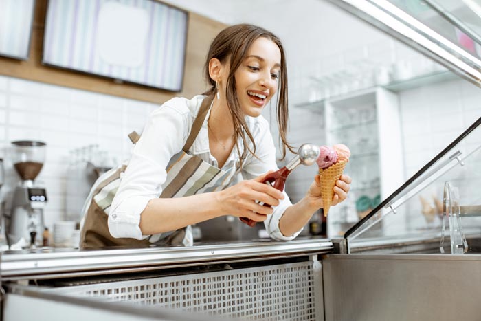 Entretien d'une vitrine réfrigérée à glace